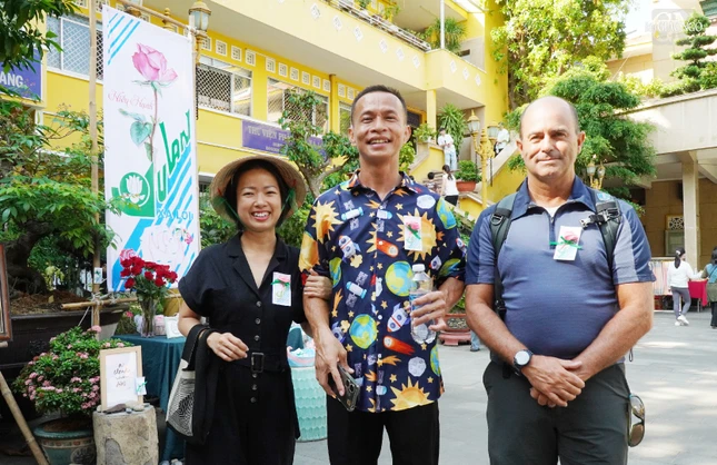 Nhiều người nước ngoài đến chùa Xá Lợi cài hoa hồng Vu lan