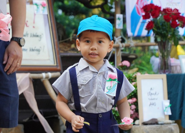 Mình là sự tiếp nối của cha, mình là sự tiếp nối của mẹ. Và mình mang mẹ, mang cha đi về tương lai. Phải biết mỉm cười cho mẹ, thở cho cha và bước đi cho cả hai