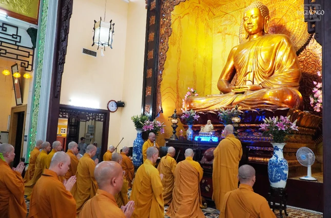 Khóa lễ Vu lan tại chánh điện chùa Xá Lợi sáng rằm tháng Bảy