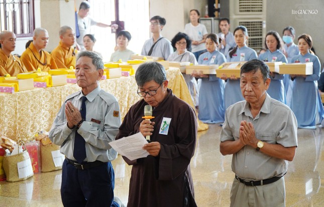 Phật tử chùa Xá Lợi tác bạch cúng dường đến chư Tăng sau ba tháng an cư