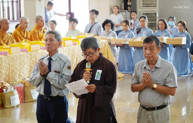 Phật tử chùa Xá Lợi tác bạch cúng dường đến chư Tăng sau ba tháng an cư