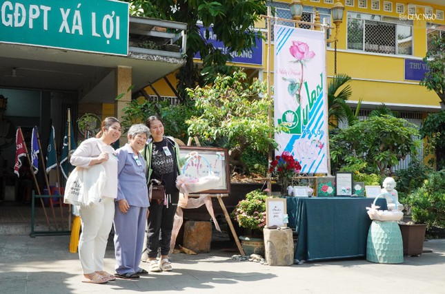 "Nếu bạn được cài bông trắng, nên quán chiếu là cha hoặc mẹ vẫn còn còn trong bạn và có mặt trong từng tế bào của cơ thể bạn"
