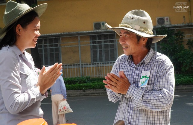 Ngày lễ bông hồng cài áo không chỉ để tưởng nhớ công ơn mẹ cha. Người con Phật phải biết thực tập nhìn sâu, thực tập thiền quán để thấy được những tài năng, đức hạnh và nét đẹp mà mình đã tiếp nhận từ cha và từ mẹ. Rồi thấy được cha và mẹ không phải là những thực tại có ngoài mình mà đang có ngay trong mình