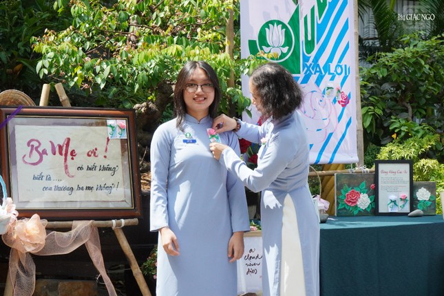 "Bông hồng cài áo" ra đời vào năm 1962 khi Thiền sư Thích Nhất Hạnh được một sinh viên tại Nhật cài bông hoa cẩm chướng màu trắng vào khuy áo tràng trong "Ngày của mẹ"