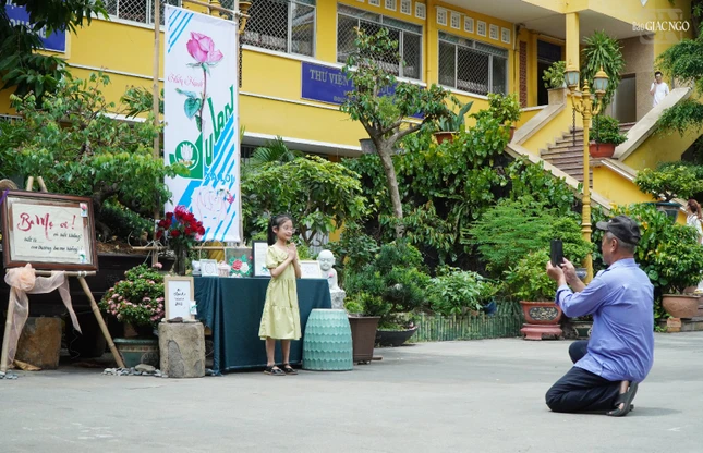 Ta hãy tôn vinh mẹ, tôn vinh cha trong trái tim. Phật dạy: Vào thời không có Phật ra đời thì thờ cha thờ mẹ cũng là thờ Phật