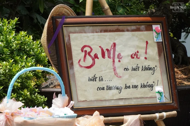 "Ba mẹ ơi! có biết không, biết là... con thương ba mẹ không"