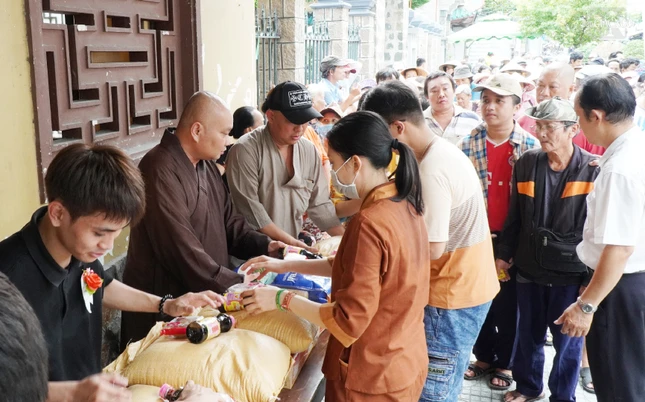 Có 1.000 phần quà được trao tặng đến bà con mùa Vu lan