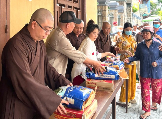 Mỗi phần quà gồm: 10 kg gạo, 1 thùng mì, nước tương, bánh trung thu