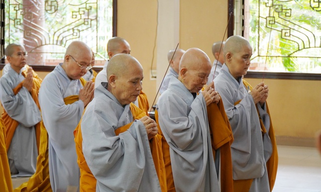 Niêm hương bạch Phật