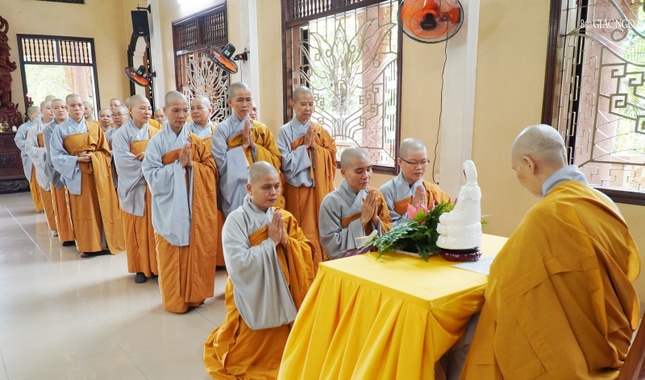 Tuần tự 3 vị lần lượt tác pháp Tự tứ