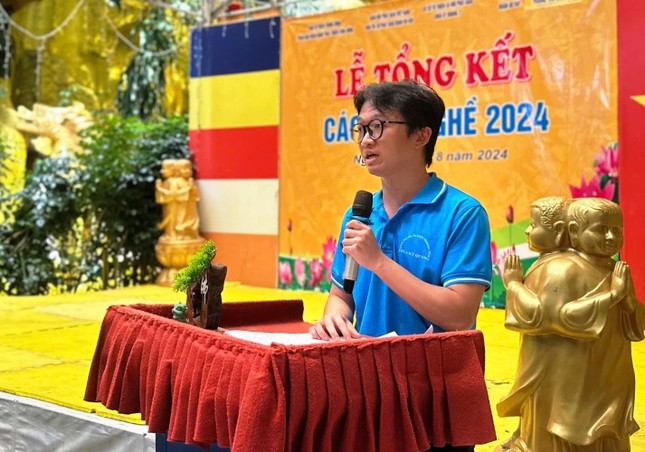 Học viên Ngô Đình Tứ phát biểu tri ân đến thầy cô giáo