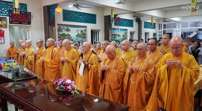 Chư tôn giáo phẩm niêm hương, bạch Phật