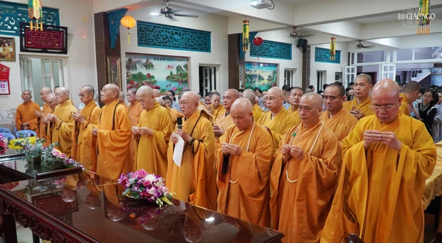 Chư tôn giáo phẩm niêm hương, bạch Phật