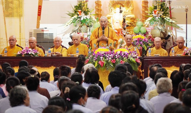 Trưởng lão Hòa thượng Thích Lãng Huỳnh sách tấn đến Phật tử