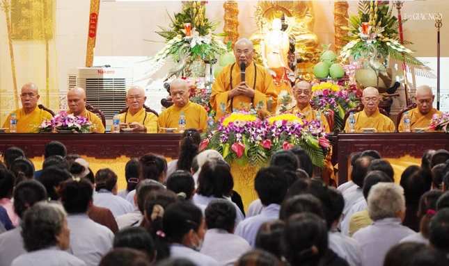 Trưởng lão Hòa thượng Thích Lãng Huỳnh sách tấn đến Phật tử