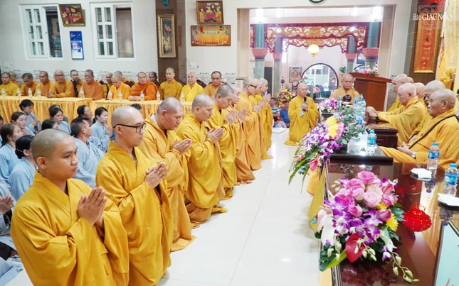 Thượng tọa Thích Tắc Bạch, cùng chư Tăng chùa Linh Sơn Hải Hội tác bạch cảm tạ