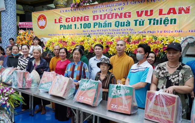 Bà Nguyễn Thị Thu Hoài, Phó Bí thư Thường trực Quận ủy Q.Gò Vấp; ông Nguyễn Trí Dũng, Phó Bí thư, Chủ tịch UBND Q.Gò Vấp; bà Trần Ngọc Phượng, Chủ tịch UBMTTQVN Q.Gò Vấp; Thượng tọa Thích Giác Trí, Trưởng ban Trị sự GHPGVN Q.Gò Vấp trao quà đến người dân trên địa bàn quận