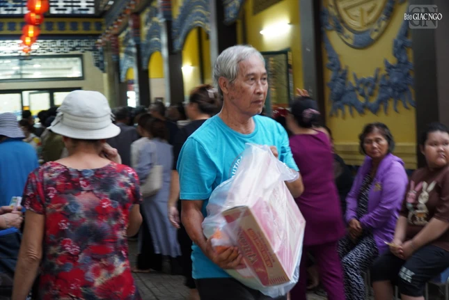 Mỗi phần quà gồm có: 5kg gạo, 1 thùng mì, nước tương, 1 phần bánh