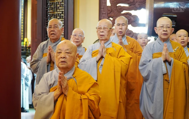 Ni trưởng Thích nữ Tịnh Nguyện, cùng chư Ni Phân ban Ni giới T.Ư, Phân ban Ni giới TP.HCM thành kính tưởng niệm