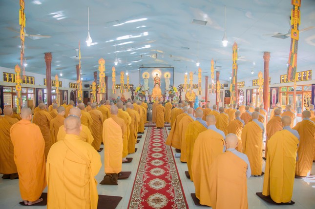 Trang nghiêm lễ Bố-tát tại chùa Di Đà