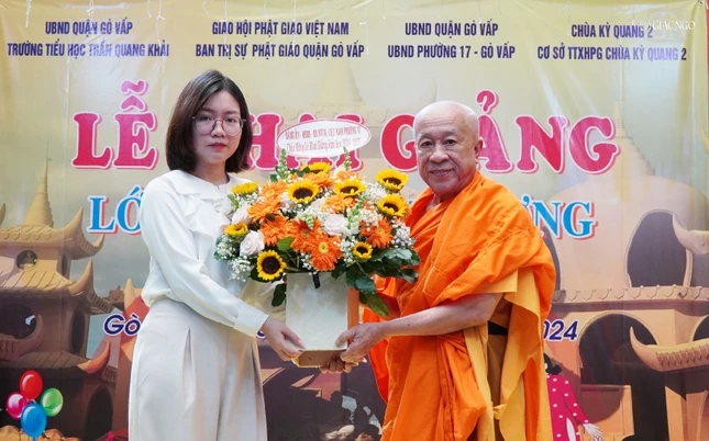 Lẵng hoa chúc mừng của chính quyền P.17, Q.Gò Vấp