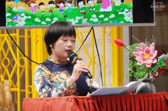 Cô Đặng Thị Hồng Minh đọc diễn văn khai giảng năm học 2024-2025