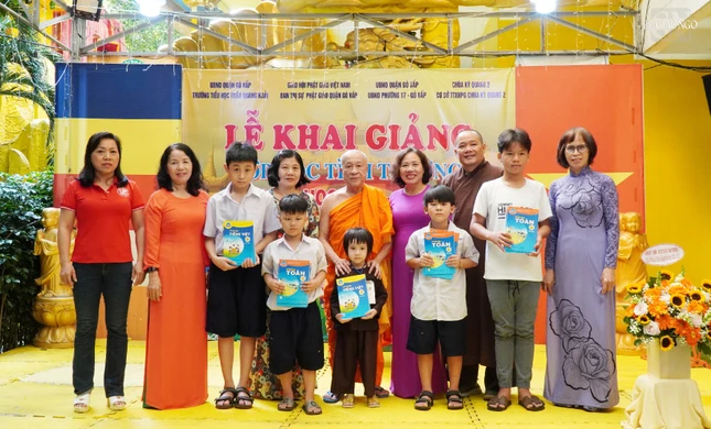 Tặng sách đến các em học sinh