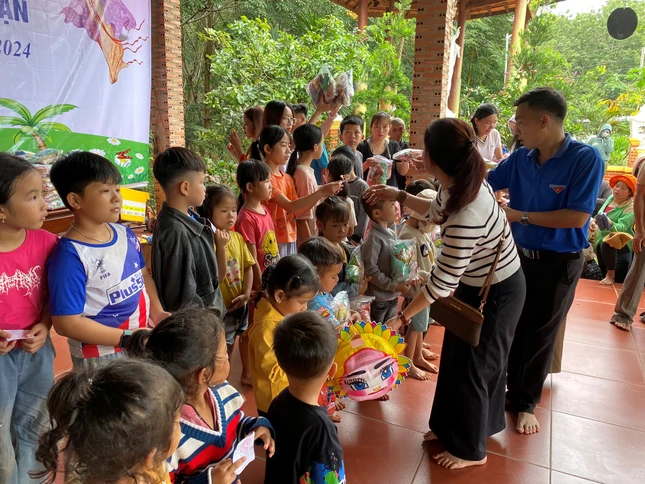 600 phần quà được trao đến các em thiếu nhi tại H.Bù Gia Mập