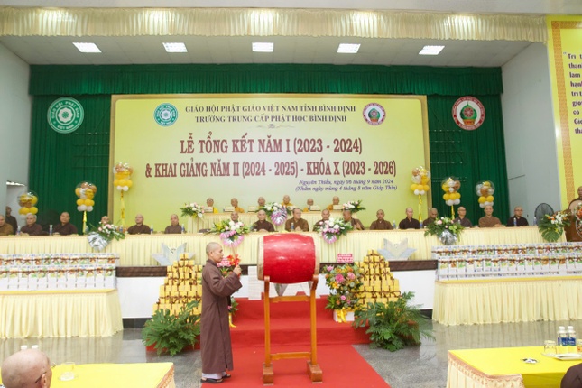 Thượng tọa Thích Quảng Nhơn, Phó Hiệu trưởng thay mặt Ban Giám hiệu đánh trống khai giảng năm học mới