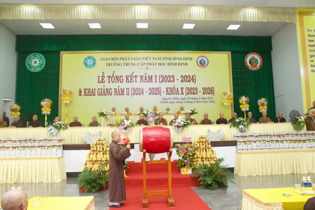 Thượng tọa Thích Quảng Nhơn, Phó Hiệu trưởng thay mặt Ban Giám hiệu đánh trống khai giảng năm học mới