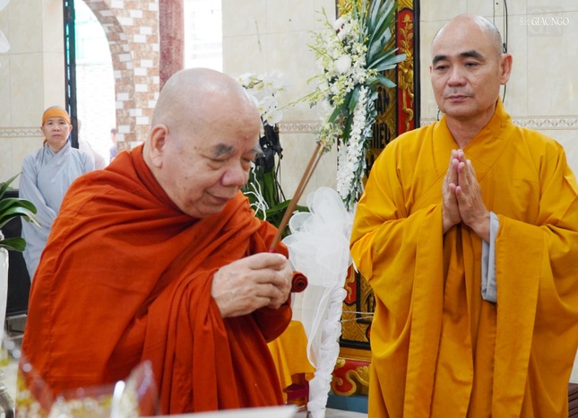 Hòa thượng Thích Thiện Tâm viếng tang Ni trưởng Thích nữ Lệ Phát Hòa thượng Thích Thiện Tâm viếng tang Ni trưởng Thích nữ Lệ Phát