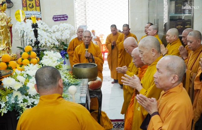 Trang nghiêm khóa lễ