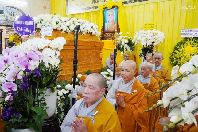 Chư Ni hữu nhiễu kim quan