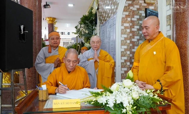 Thượng tọa Thích Giác Trí, Trưởng ban Trị sự GHPGVN Q.Gò Vấp ghi sổ tang phân ưu cùng môn đồ đệ tử Ni trưởng Thích nữ Lệ Phát