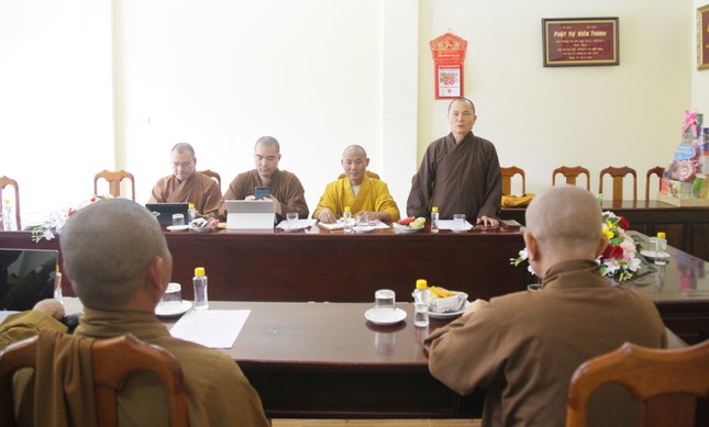 Thượng tọa Thích Minh Thuận phát biểu tại buổi làm việc với Ban Trị sự GHPGVN tỉnh Đắk Nông - Ảnh: Vũ Dũng