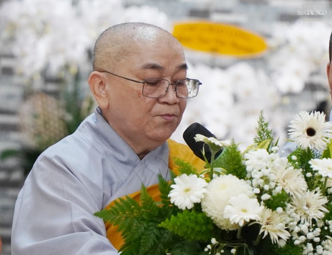 Ni sư Thích nữ Diệu Nhơn thay mặt Ban Tổ chức Lễ tang, môn đồ pháp quyến cung tuyên tiểu sử Ni trưởng Thích nữ Lệ Phát