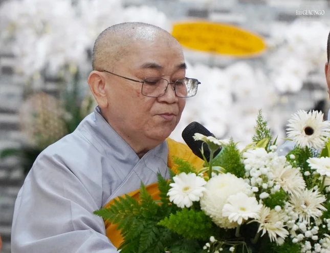 Ni sư Thích nữ Diệu Nhơn thay mặt Ban Tổ chức Lễ tang, môn đồ pháp quyến cung tuyên tiểu sử Ni trưởng Thích nữ Lệ Phát