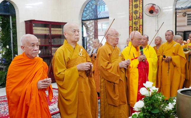 Chư tôn đức Chứng minh Ban Trị sự GHPGVN Q.Gò Vấp thắp hương tưởng niêm