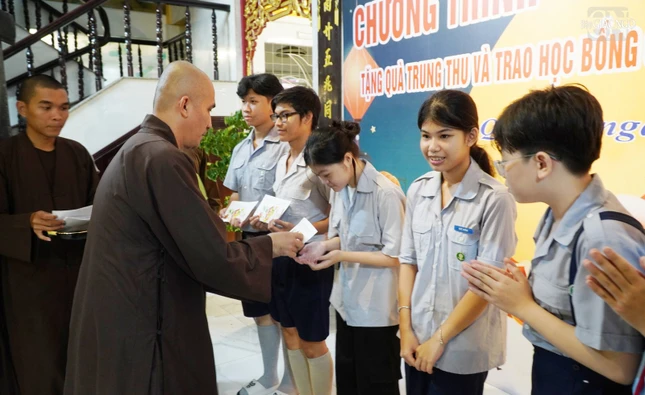 Thượng tọa Thích Minh Trí, Phó ban kiêm Trưởng Phân ban Cư sĩ Phật tử Ban Hướng dẫn Phật tử TP.HCM trao các suất học bổng đến các em Gia đình Phật tử Thượng tọa Thích Minh Trí, Phó ban kiêm Trưởng Phân ban Cư sĩ Phật tử Ban Hướng dẫn Phật tử TP.HCM trao các suất học bổng đến các em Gia đình Phật tử