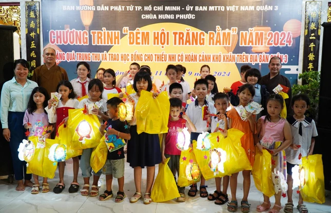300 phần quà trung thu được tặng đến các em thiếu nhi trong "Đêm hội trăng rằm" tại chùa Hưng Phước 300 phần quà trung thu được tặng đến các em thiếu nhi trong "Đêm hội trăng rằm" tại chùa Hưng Phước