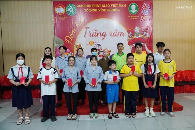 Trao 15 phần quà khuyến học đến các em P.Võ Thị Sáu