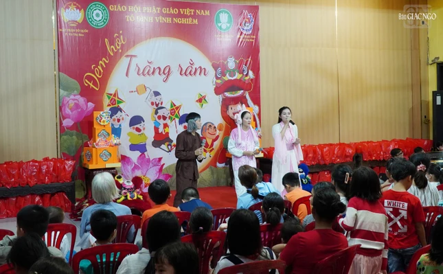 Các em thiếu nhi vui trung thu cùng chú Cuội, chị Hằng và bạn Thỏ Ngọc