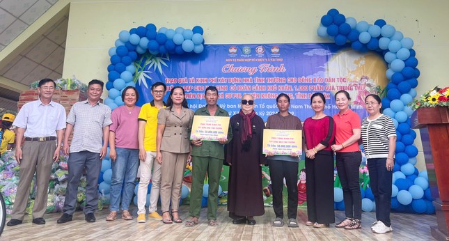 Bà Trần Thị Thanh Nhàn, Trưởng ban Dân vận Quận ủy Q.Gò Vấp; bà Trần Ngọc Phượng, Chủ tịch Ủy ban MTTQVN quận; Ni trưởng Thích nữ Huệ Huyền cùng đại diện chính quyền, mạnh thường quân trao bảng tượng trưng hỗ kinh phí xây dựng nhà tình thương