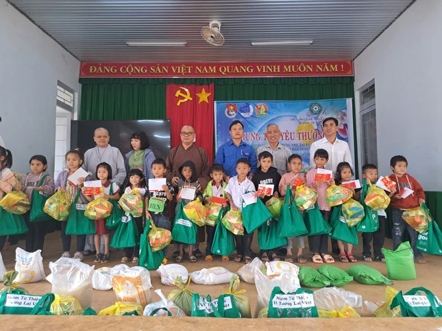 Trao quà, học bổng đến các em thiếu nhi tại xã Đắk Rtih