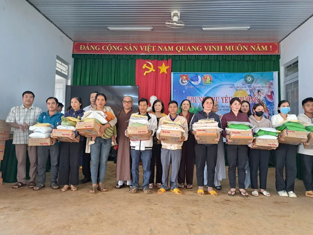 Tặng 100 phần quà đến các gia đình nghèo xã Đắk Rtih