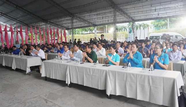 Đại diện Ban Thường trực UBMTTQVN TP.HCM, lãnh đạo các tổ chức chính trị - xã hội Thành phố; phóng viên, biên tập viên các cơ quan thông tin đại chúng; đoàn viên, hội viên; cán bộ Mặt trận Tổ quốc, các đơn vị đồng hành hỗ trợ Đại diện Ban Thường trực UBMTTQVN TP.HCM, lãnh đạo các tổ chức chính trị - xã hội Thành phố; phóng viên, biên tập viên các cơ quan thông tin đại chúng; đoàn viên, hội viên; cán bộ Mặt trận Tổ quốc, các đơn vị đồng hành hỗ trợ