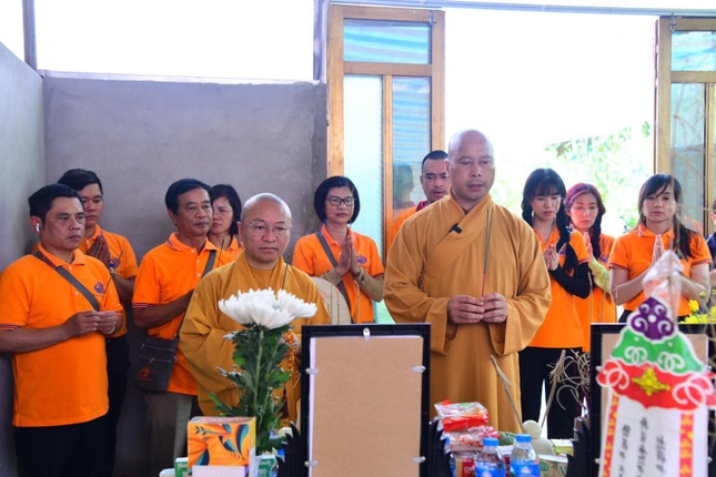 Đoàn cầu siêu cho những người xấu số mất do bão số 3