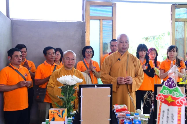 Đoàn cầu siêu cho những người xấu số mất do bão số 3