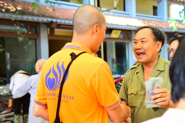 Đại diện đoàn trao tiền mặt đến bà con bị ảnh hưởng bão số 3 tại Yên Bái