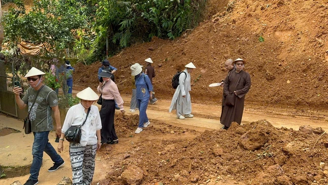 Nhiều đoạn đường bị sạt lở